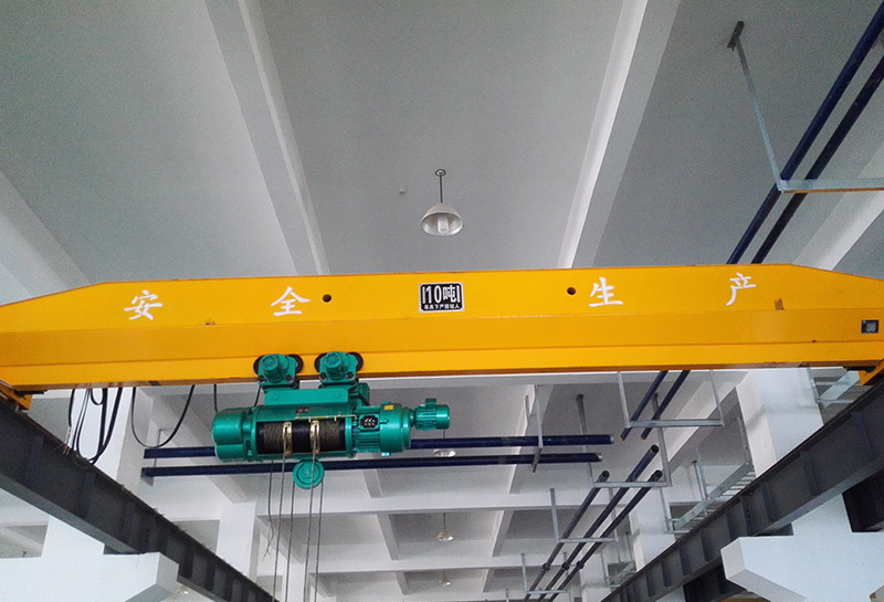 起重机在建筑工地上大显身手，但你知道如何选择最适合的起重机类型吗？